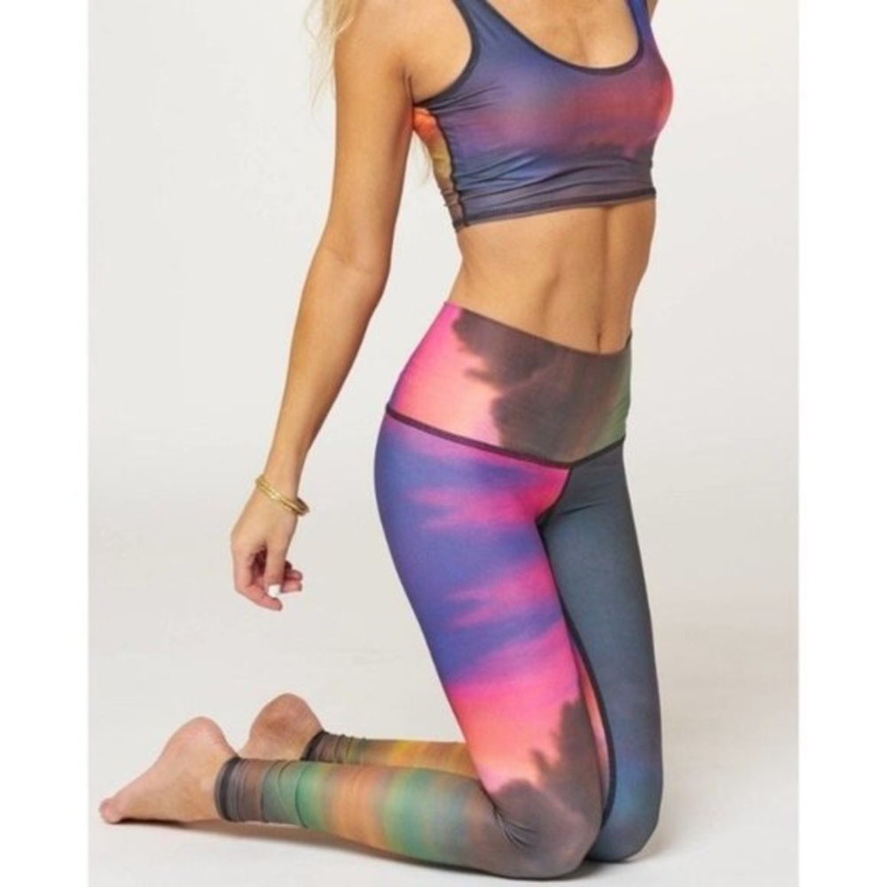 Teeki “Clouds” Hot Pants Yoga Leggings High-Rise Gorgeous Multicolor Print EUC!